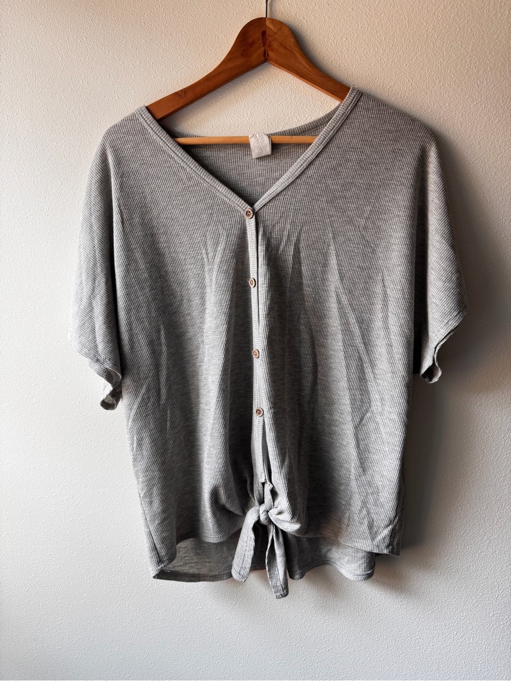 Brenda’s Women’s Gray Button-Front Tie Hem Top